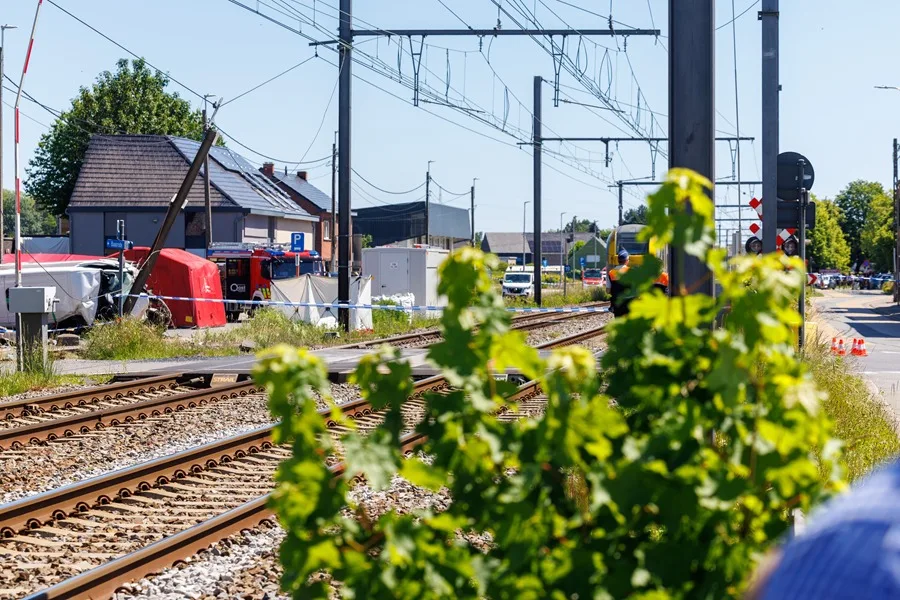 Dos adultos y dos menores fallecidos en una colisión entre un tren y un minibús escolar en Bélgica Bélgica