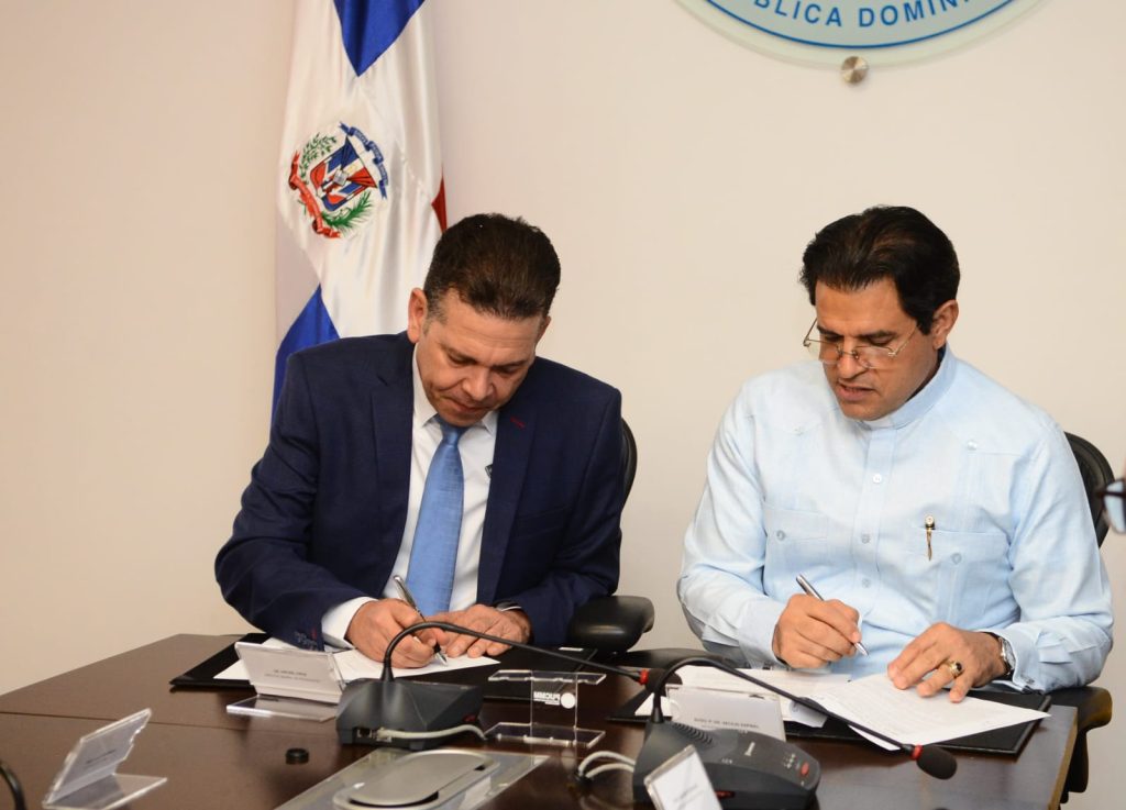 Proindustria y PUCMM