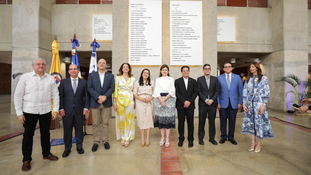 Vicepresidenta Raquel Peña encabeza develamiento del mural de nuevos miembros de Guardianes de la Academia de la PUCMM Raquel Peña