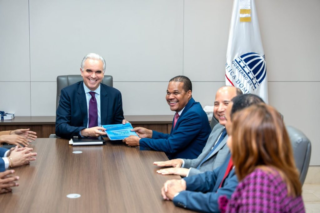 Silverio y Ministro de Educación abordan innovación educativa, ciclo básico universitario y formación de docentes del sistema preuniversitario Silverio y Ministro de Educación