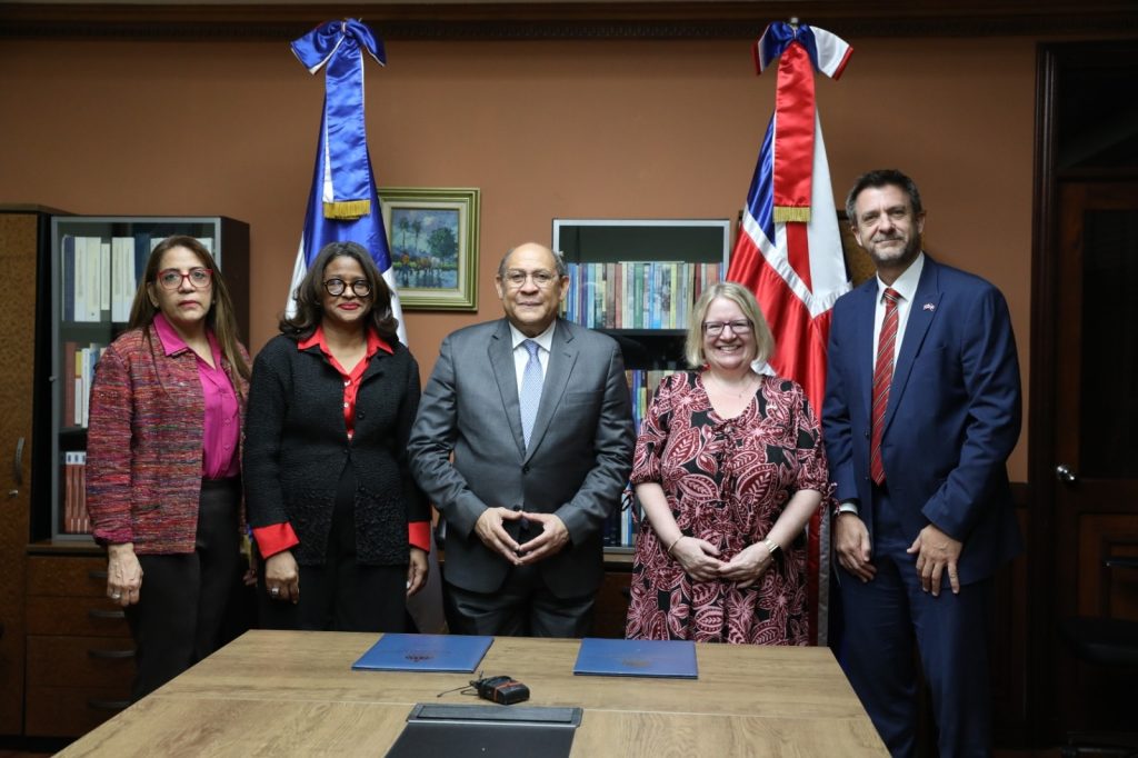 MESCyT y Reino Unido consolidan alianza para formar profesionales mediante el Programa de Becas Chevening