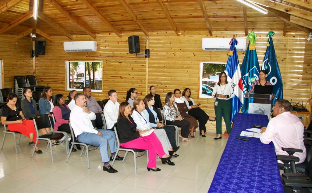 Actualizan normativa con administradores, jurídicos y encargados áreas y compras de hospitales