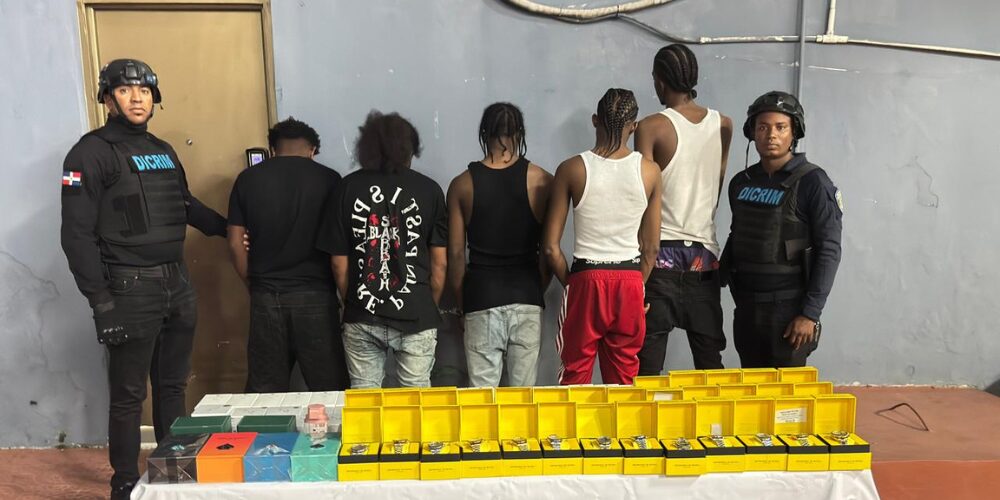 Desmantelan banda en Villa Francisca dedicada a fraudes electrónicos; apresan 5 integrantes