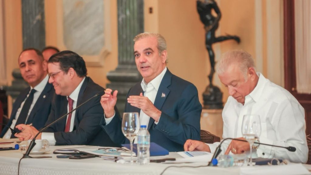 Abinader afirma cooperación entre el Gobierno y sectores productivos fortalece la estabilidad y protege a la población de efectos externos Abinader