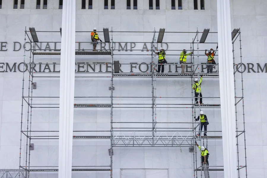 El Centro Kennedy retira el nombre de Trump de la fachada de su edificio en Washington Centro Kennedy