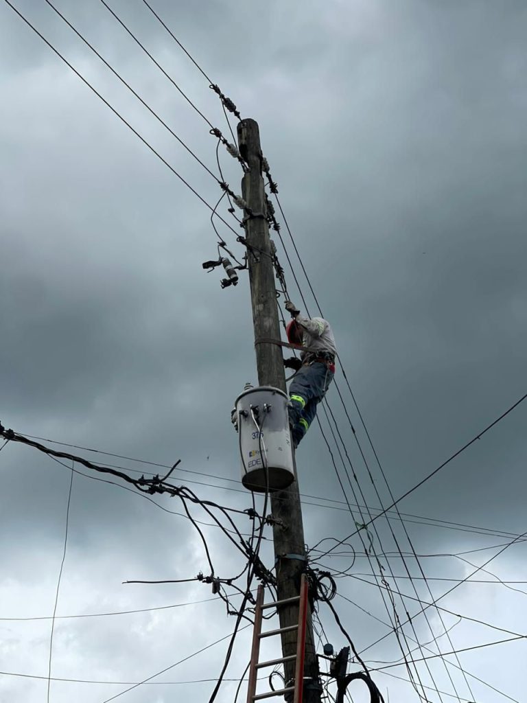 Edeeste fortalece el servicio eléctrico en Sierra Prieta y Yamasá con división estratégica de recloser Edeeste
