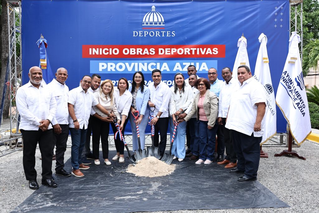 Ministro Kelvin Cruz anuncia construcción de cinco techados en Azua con inversión de RD$156 millones Kelvin Cruz