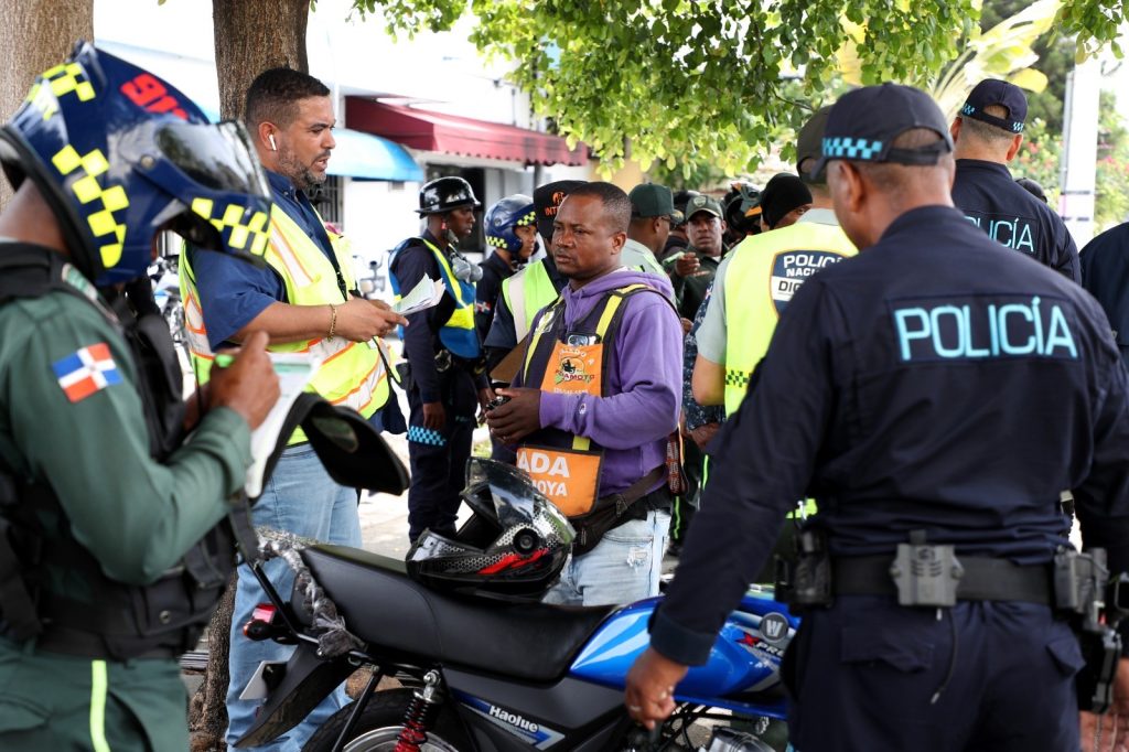 Intrant y organismos de seguridad intervienen 15 paradas de motoconcho y retienen 64 motocicletas