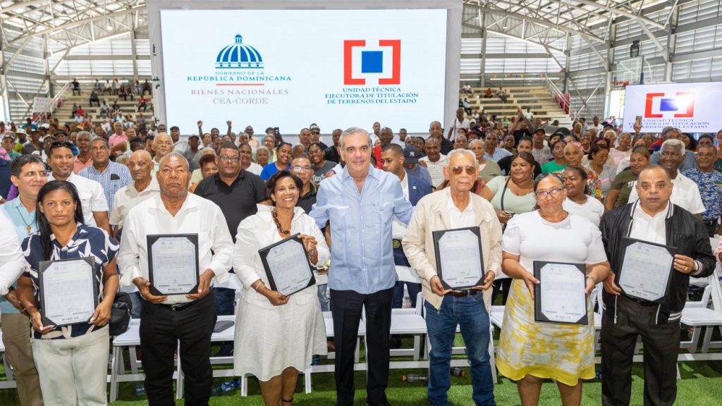 Presidente Abinader entrega 2,322 títulos de propiedad en Domingo Savio para beneficiar a más de 9,000 personas Presidente Abinader