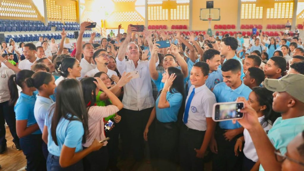 Presidente Abinader dispone que el Mescyt evalúe desde quinto de bachillerato las solicitudes de becas Presidente Abinader