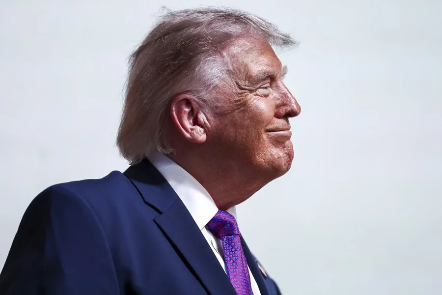 Una corte de apelaciones permite al Gobierno de Trump seguir cobrando su arancel global del 10 % Trump