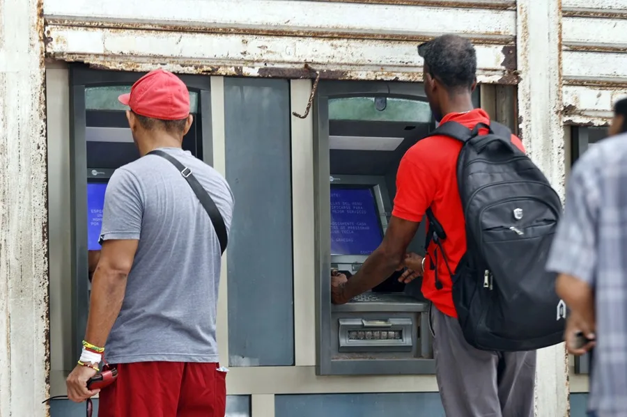 Visa y Mastercard dejan de operar en Cuba por las sanciones, informa el Banco Central Visa y Mastercard