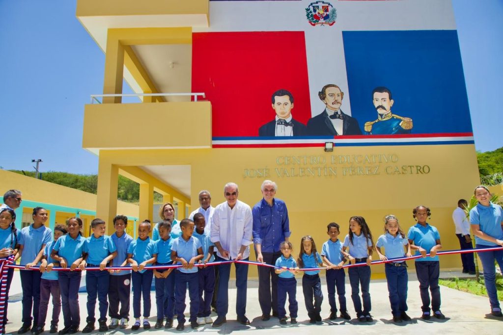 Abinader inaugura Escuela Básica José Valentín Pérez Castro en La Noriega y entrega de manera simultánea 27 aulas para nivel inicial