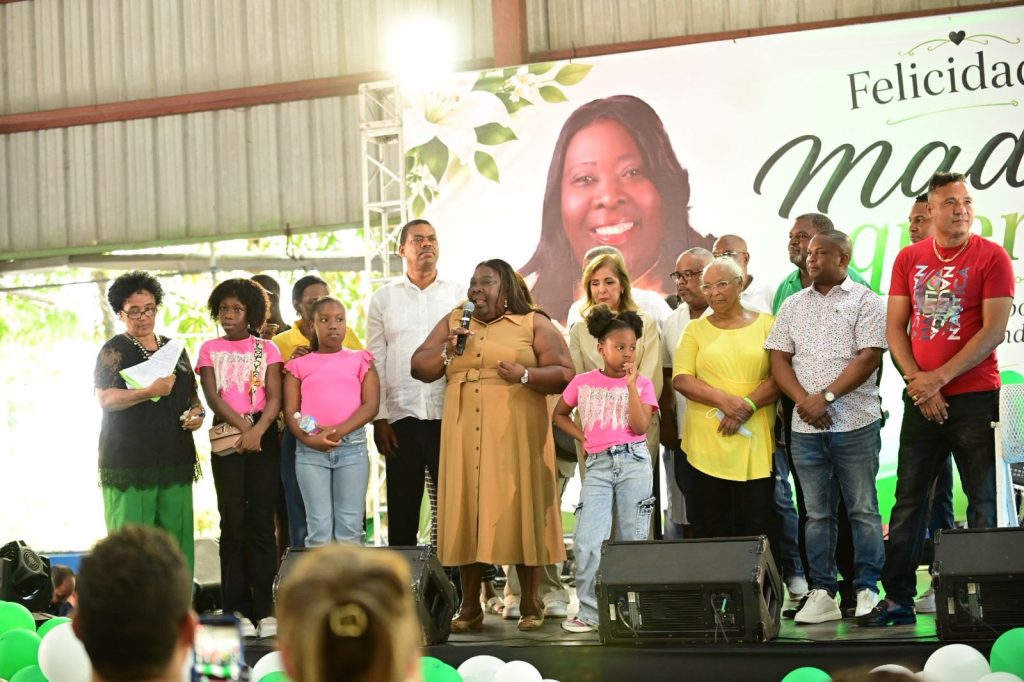 Dulce Rojas agasaja a las madres de Santo Domingo Norte con emotiva celebración