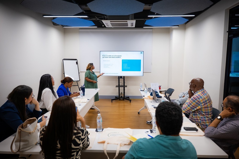 Profesionales de la salud de diversas provincias participan en taller de marketing médico marketing médico