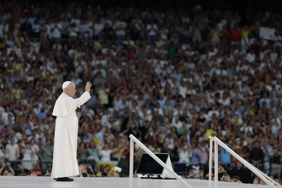 El papa saludó a Bad Bunny y a su familia en el Santiago Bernabéu papa