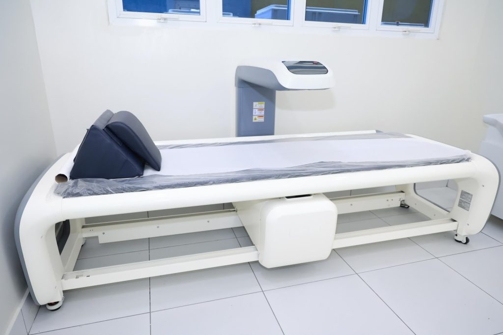 SNS dota al Hospital Cabral y Báez de un densitómetro óseo