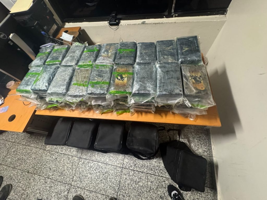 Arrestan dos vinculados a decomiso de 90 paquetes de cocaína en Aeropuerto Internacional de Las Américas