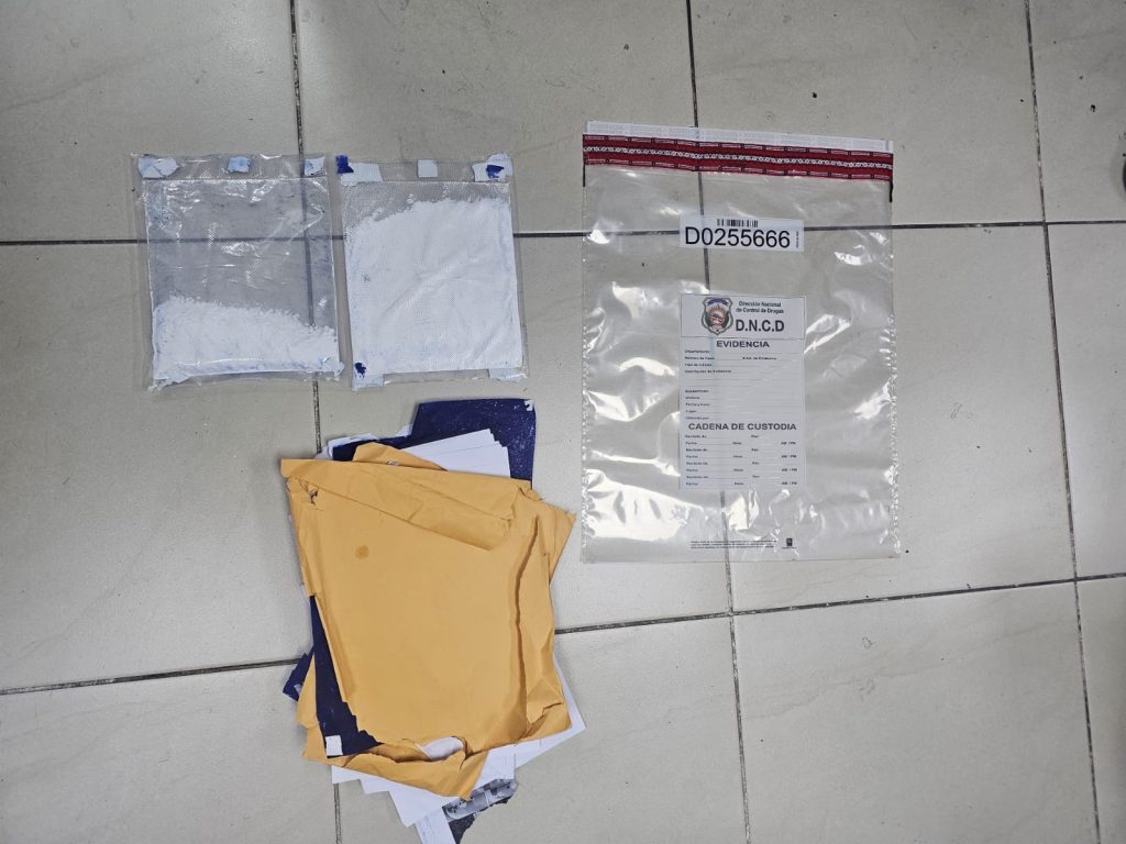 Frustran envío de varias láminas de cocaína ocultas en folders y documentos