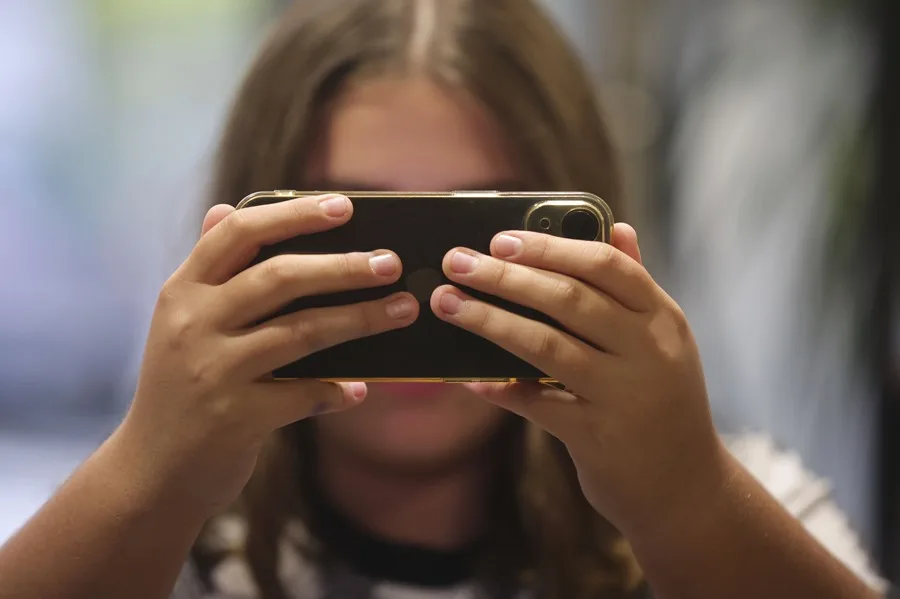 Francia aprueba la prohibición de redes sociales para menores de 15 años Francia