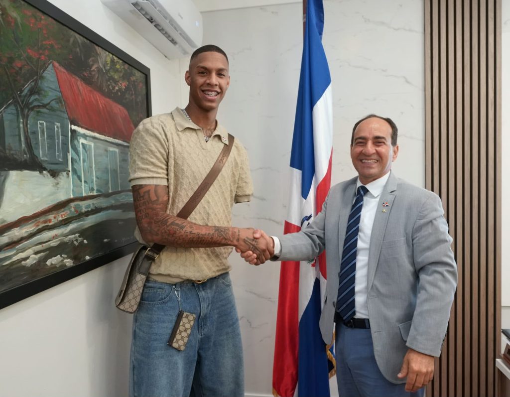 El “gran Hansel Enmanuel” visita Consulado RD en Miami: Recibe valoración por sus múltiples logros Hansel Enmanuel