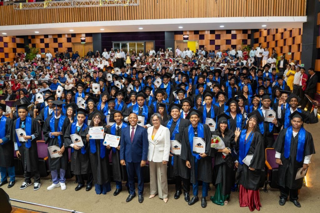 Intrant entrega carnets de aprendizaje a 620 bachilleres graduados como Guardianes del Tránsito