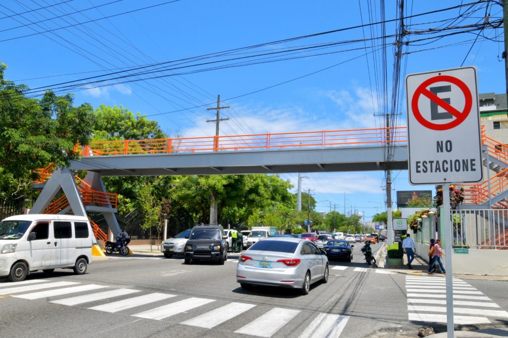 Puente peatonal de la Ortega y Gasset comienza a salvar vidas, tras 22 años inhabilitado