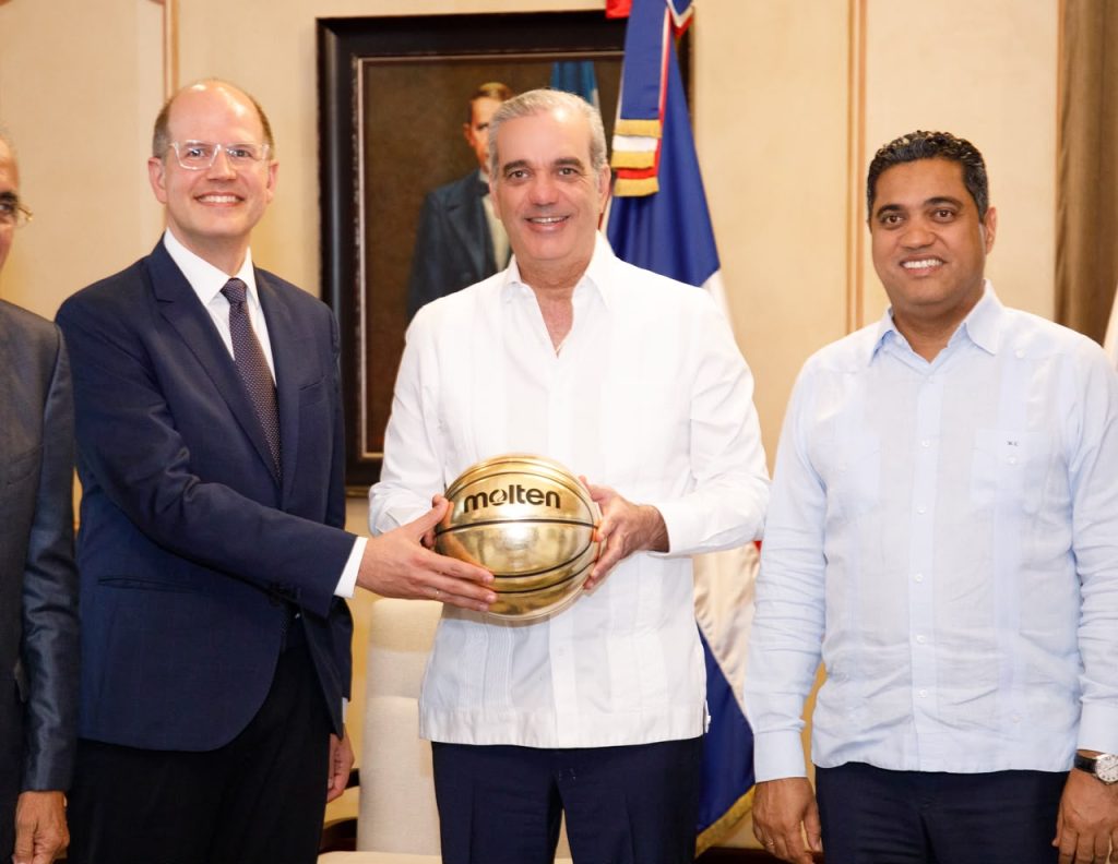 Presidente Abinader recibe altos ejecutivos de la FIBA y del Comité Organizador de Santo Domingo 2026 Presidente Abinader
