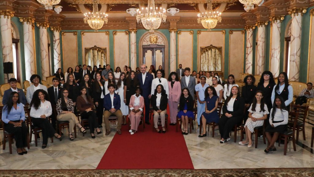 Presidente Abinader recibe a estudiantes de origen dominicano destacados en el extranjero Presidente Abinader
