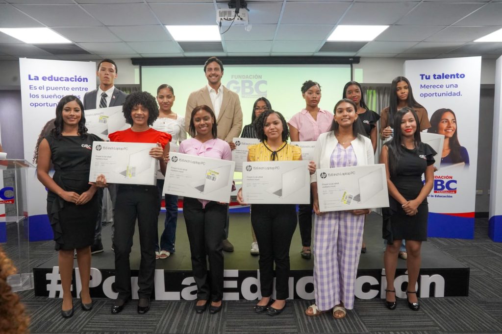 Raymond Rodríguez entrega laptops a 56 estudiantes meritorios mediante la Fundación GBC Raymond Rodríguez