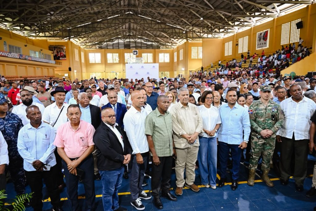 Después de hasta 55 años de espera, miles de parceleros de Monte Plata inician el camino hacia su título definitivo