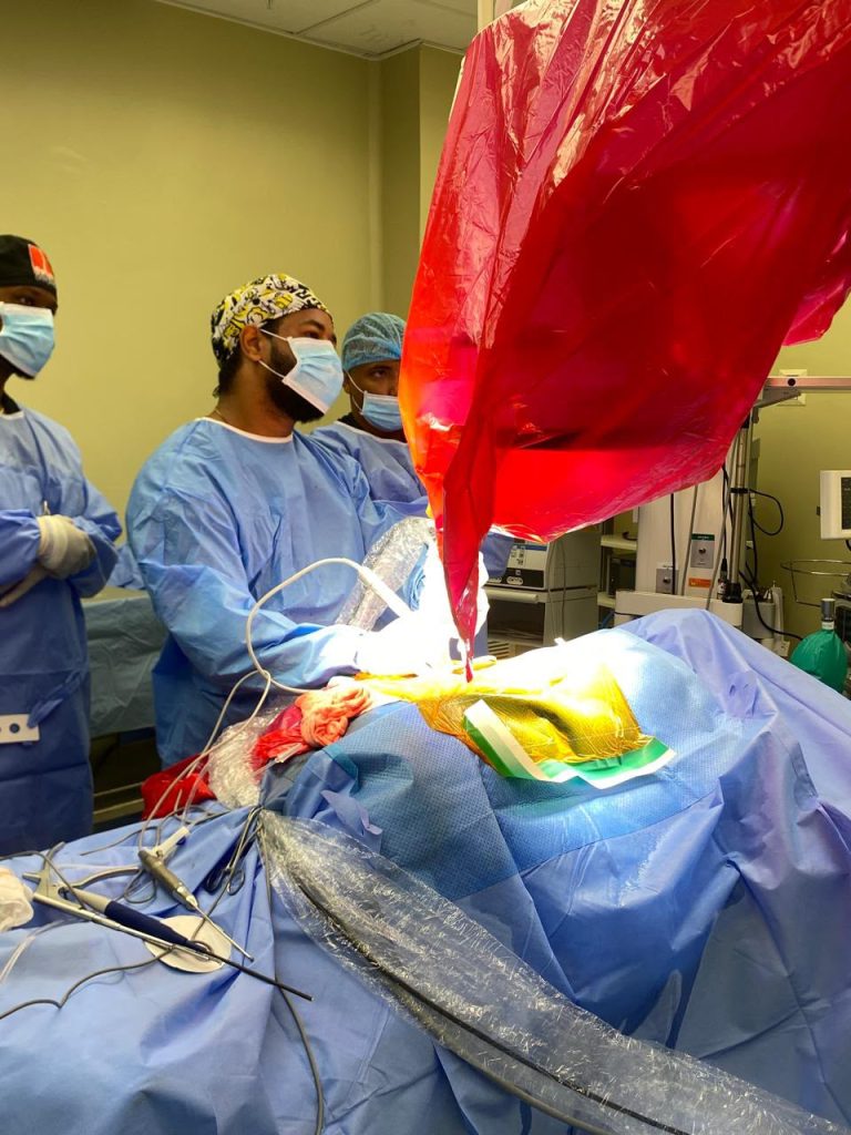 Hospital General y de Especialidades Dr. Mario Tolentino Dipp realiza su primera cirugía de columna mínimamente invasiva por endoscopia