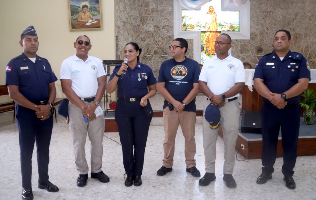 Policía Comunitaria realiza campamento de verano en Los Guandules
