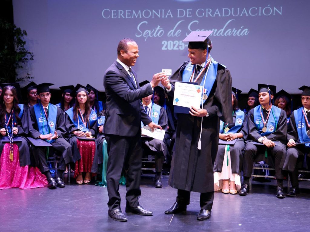 INTRANT entrega carnets de aprendizaje a los primeros bachilleres graduados este año como Guardianes del Tránsito