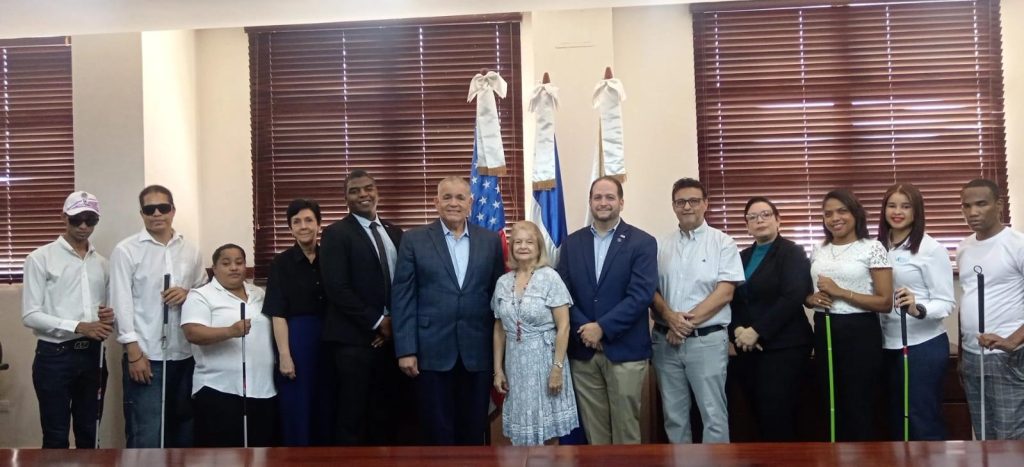 Instituto Cultural Dominico Americano otorga becas de inglés a personas con discapacidad visual del Patronato Nacional de Ciegos