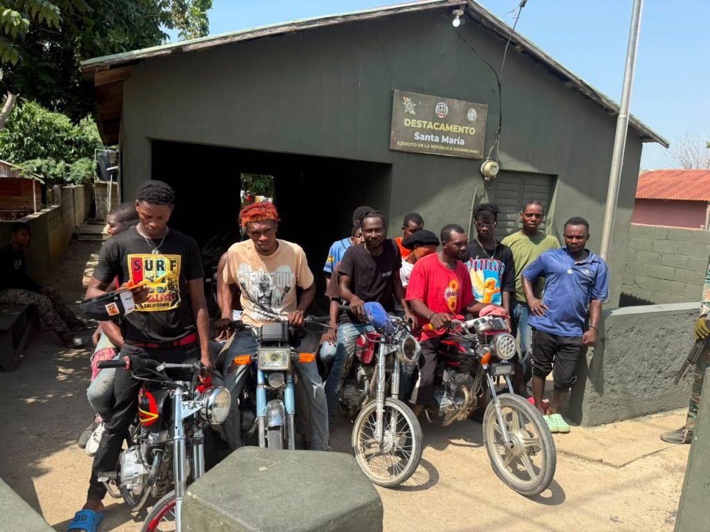 Ejército detiene a 15 haitianos indocumentados y ocupa cuatro motocicletas en Dajabón