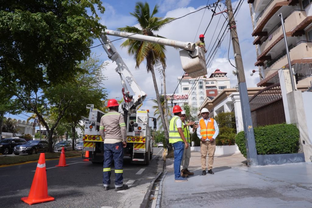 Autoridades inician retiro de 300 kilómetros de cableado en desuso en la capital