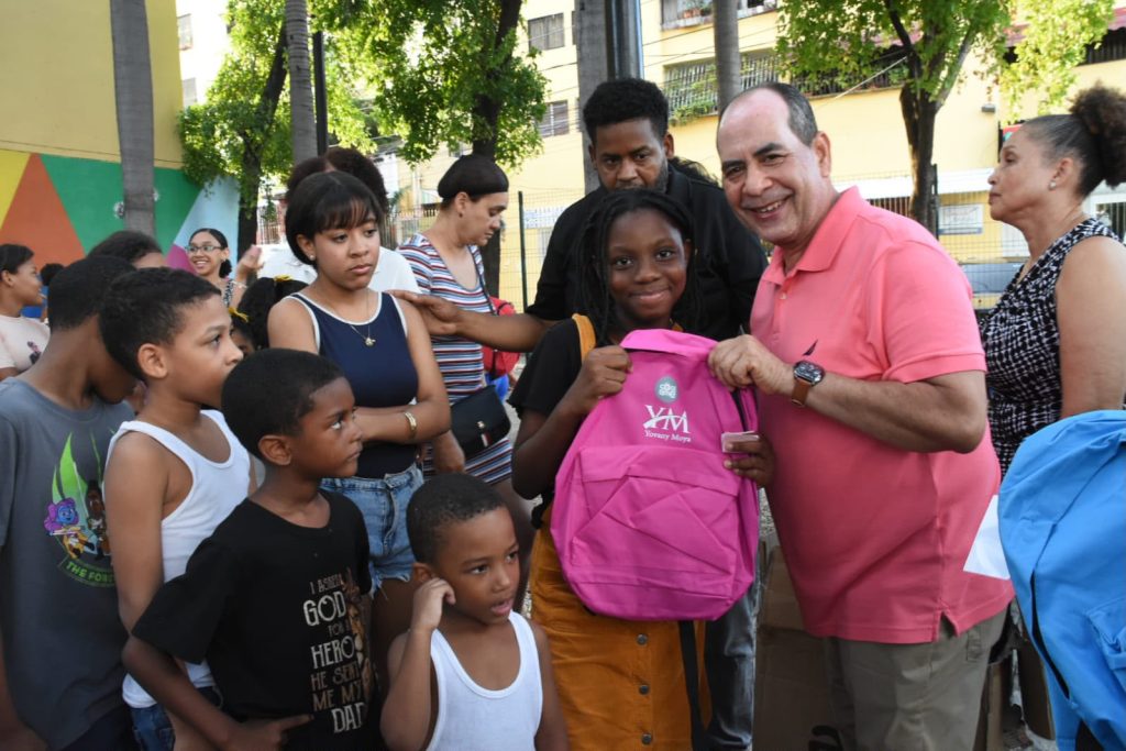 Regidor Moya entrega útiles escolares a niños de San Carlos y otros sectores de la Circunscripción