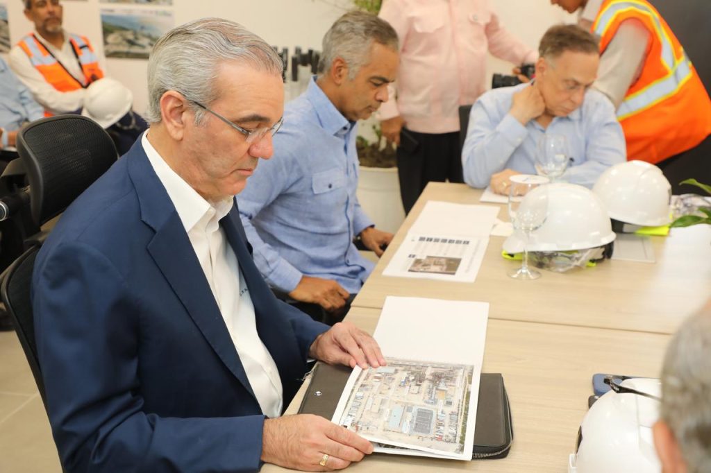 Abinader visita construcción central termoeléctrica Generadora San Felipe Andrés I