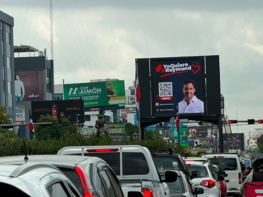 ¿TÚ TAMBIÉN LA VISTE? Las vallas de Raymond Rodríguez generan conversación en Santo Domingo Raymond Rodríguez