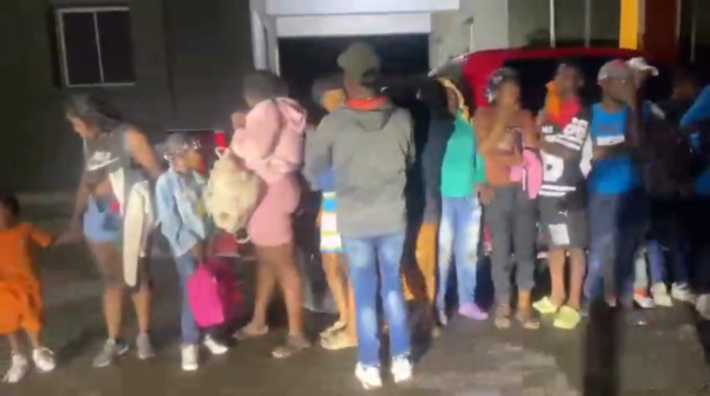 Ejército detiene 19 haitianos indocumentados ocultos en una camioneta que intentó evadir puesto de chequeo en Dajabón