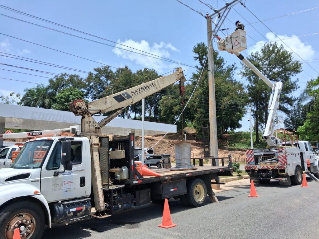EDEESTE construye nuevas redes eléctricas para fortalecer el servicio en Yamasá y Peralvillo