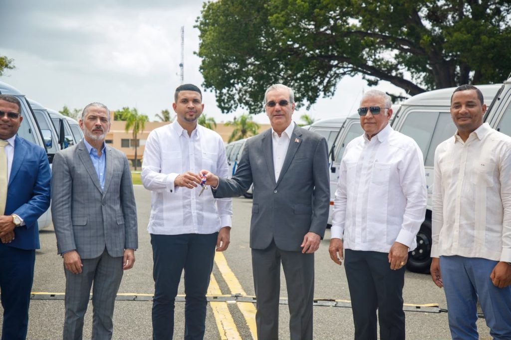Gobierno entrega de 40 autobuses en beneficio de miles de estudiantes
