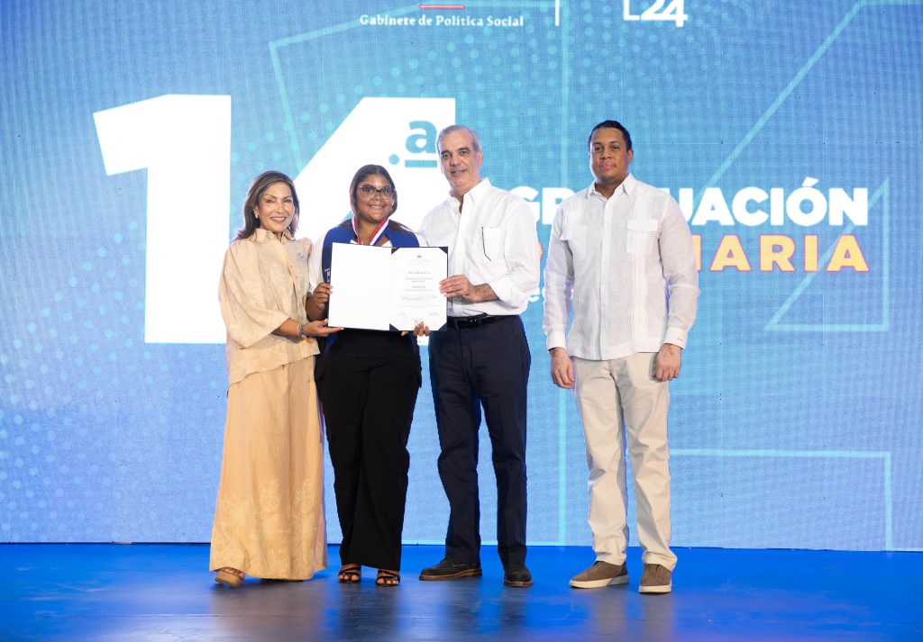 Abinader encabeza graduación de 1,156 jóvenes de Oportunidad 14-24 en la Región Sur; programa alcanza los 33,276 egresados