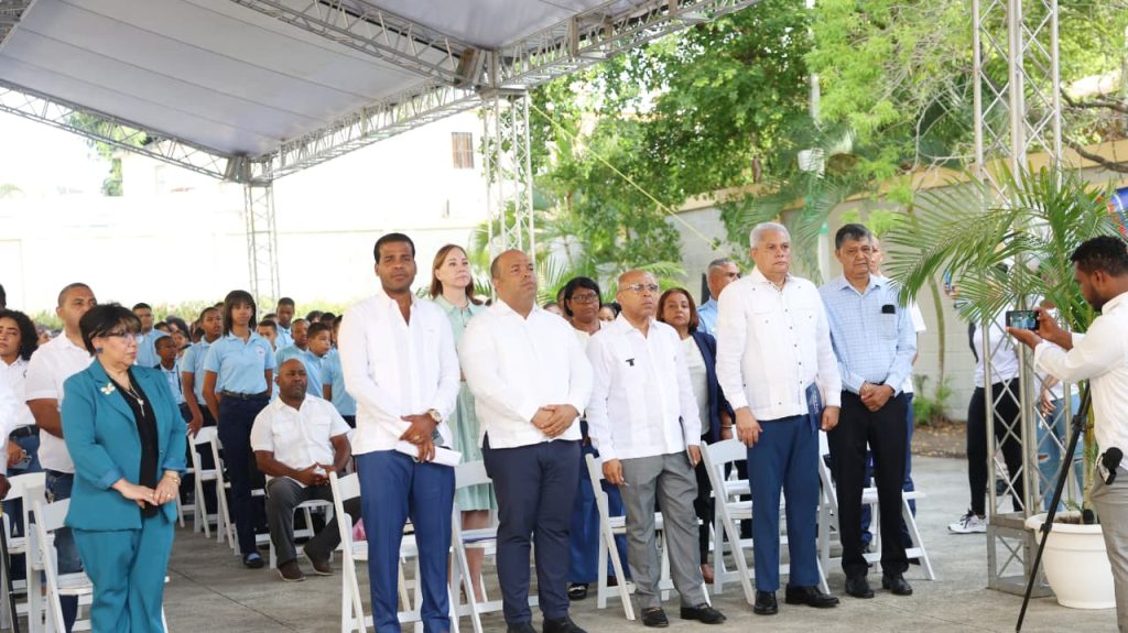Pacheco encabeza inicio del año escolar 2026-2027 en Santo Domingo Oeste