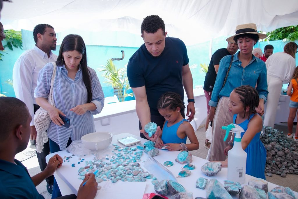Primera feria confirma amplia disponibilidad de larimar para el mercado local