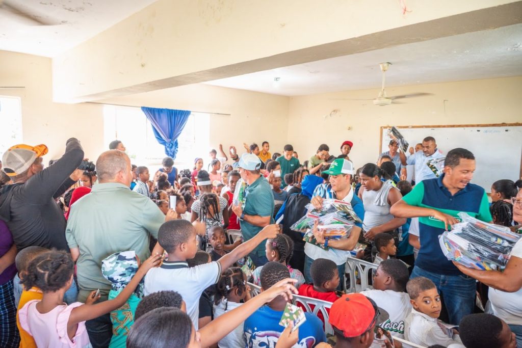 Diputado entrega útiles escolares en La Altagracia