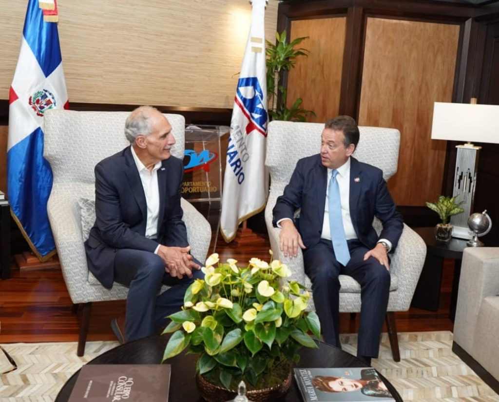 Canciller Víctor -Ito- Bisonó recibe en el AILA al presidente de Honduras Nasry Asfura