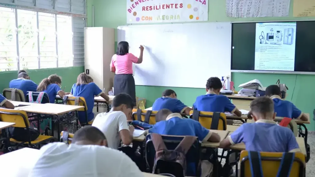El regreso a las aulas moviliza a miles en el GSD y Santiago: presentan alternativas de ahorro para movilidad universitaria