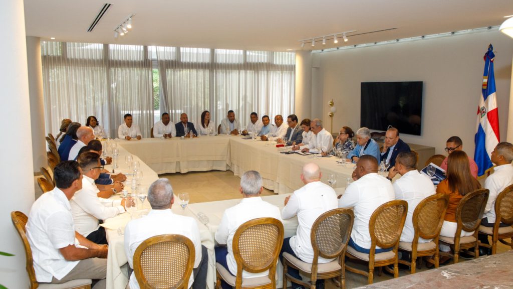 Abinader se reúne con sectores clave de Santiago Abinader